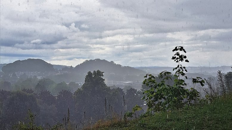 Wolsberge Blick bei Regenwetter vom Michaelsberg zu den Wolsbergen.