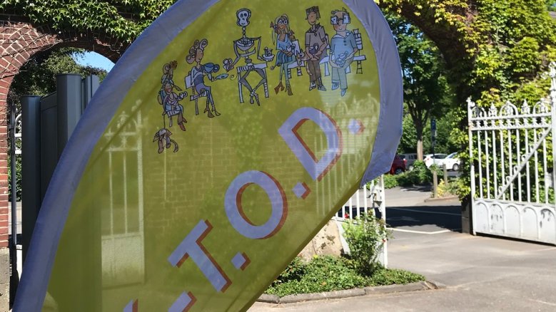 Cafe Tod Flagge des Café T.o.d. auf dem Nordfriedhof