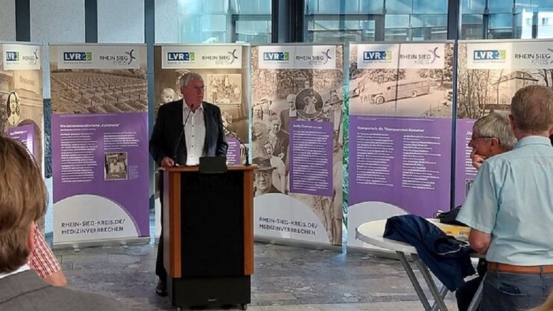 Ausstellung NS-Medizinverbrechen Landrat Sebastian Schuster bei der Eröffnung der Ausstellung zu NS-Medizinverbrechen im Kreishaus-Foyer