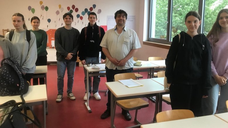 Gymnasium Alleestraße Kooperation Helios Frank Möller (im weißen Hemd), Leiter des Bildungszentrums des Helios-Klinikums, und Schüler/innen des Q1-Kurses Evangelische Religion.