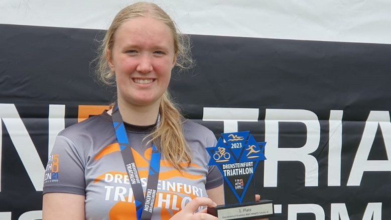 Katharina Hofer Katharina Hofer mit dem Siegerpokal des Drensteinfurt-Triathlons