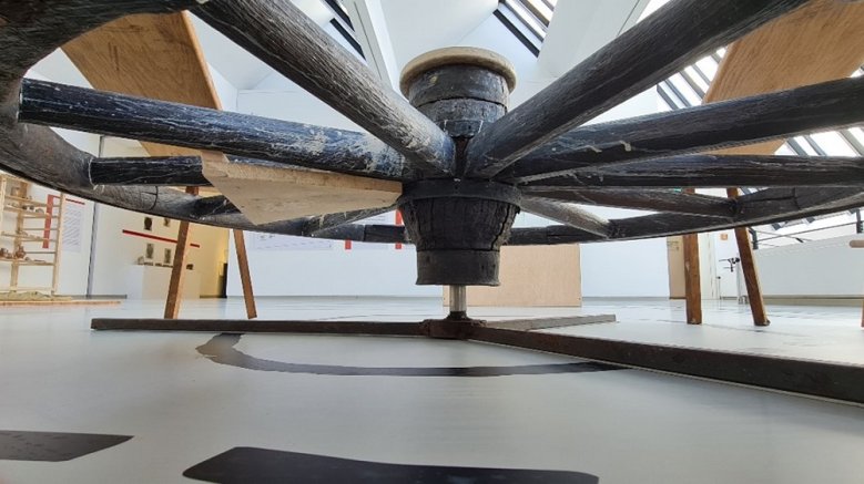 Aus einem Wagenrad gefertigter Nachbau eines historischen Töpferrads in der Ausstellung "Momentaufnahme: 11. April 1588 - Steinzeug aus der Siegburger Töpferwerkstatt des Berthram Knütgen"