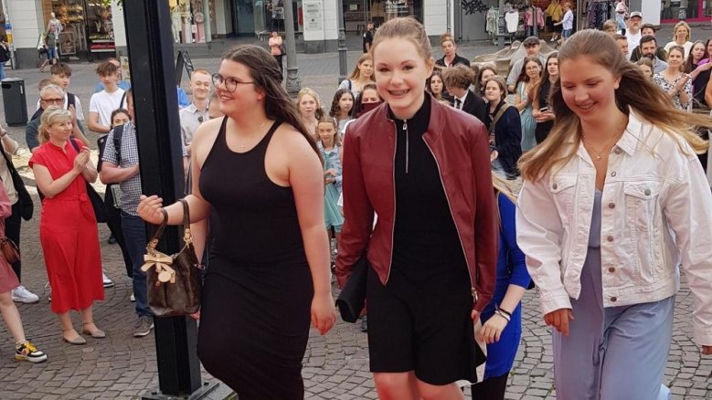 Filmpreis Anno-Gymnasium Drei Schülerinnen beim Betreten des Stadtmuseum, in der Mitte Ronja Pini, die als beste Schauspielerin ausgezeichnet wurde.