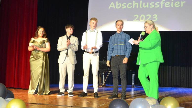 Realschule Abschluss v.l.: Die Schüler Yaren Tursucu, Theodoros Vlachos, Niklas Klassen und Philipp Schaad sowie Realschulleiterin Iris Gust