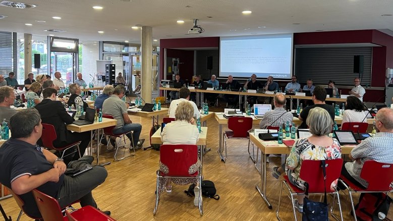Stadtrat Stadtrat in der Mensa des Gymnasiums Alleestraße