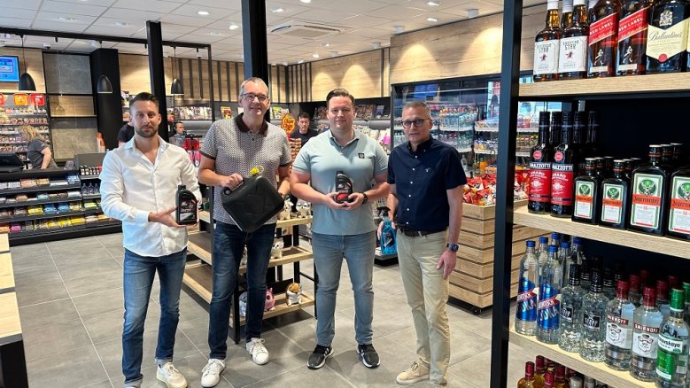 Gruppenfoto in der Mundorf-Tankstelle auf dem Brückberg: Die Geschäftsführer Fabio (links) und Luca Mundorf rahmen Bürgermeister Stefan Rosemann ein, rechts Prokurist Christian Kast.