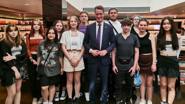 Gruppenfoto: NRW-Ministerpräsident Henrik Wüst mit dem Q1-Japanischkurs des Anno-Gymnasiums.