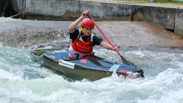 Franziska Gawehn im Einer-Kanadier im Eiskanal.
