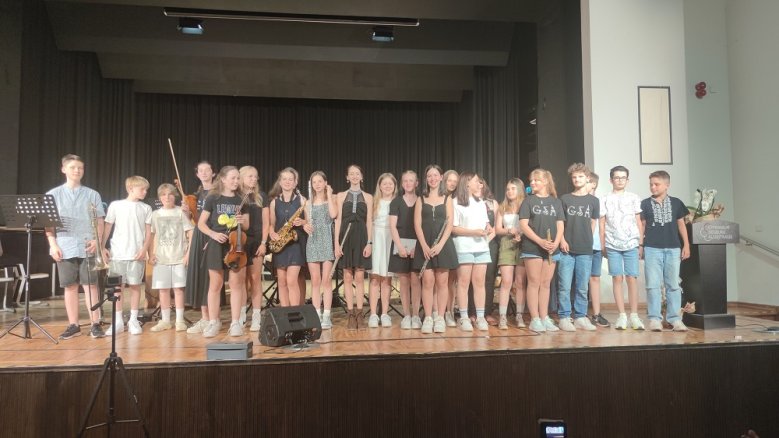 Schülerinnen und Schüler der Musikklasse 7A auf der Bühne des Gymnasiums Alleestraße.