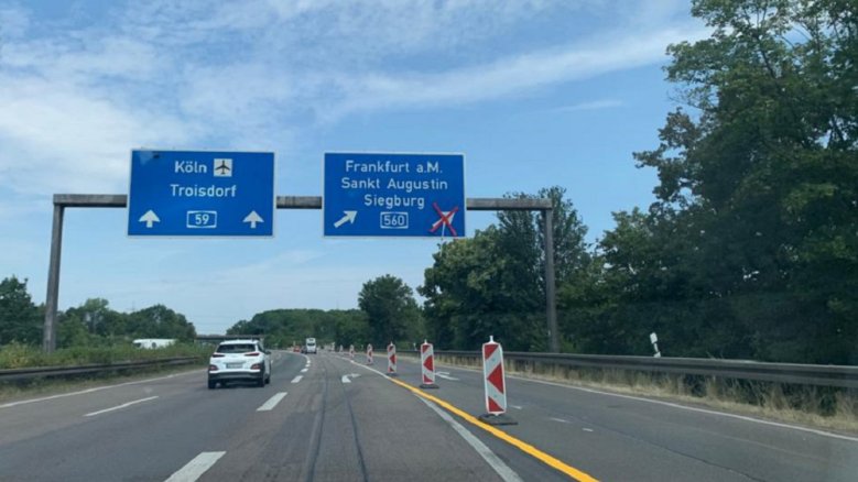 Autobahn A59 kurz vor dem Abzweig auf die A560, die rechte Fahrspur ist gesperrt