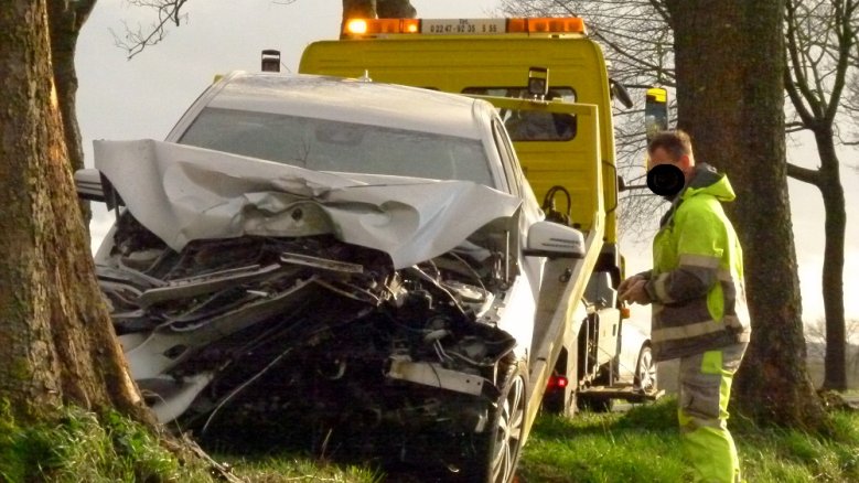 Unfall Wahnbachstraße Zerstörtes Auto, das auf einen Abschleppwagen aufgeladen wird.