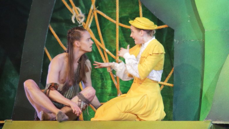 Tarzan "Du siehst ja aus wie ich ...!?" - Tarzan (Leonhard Lechner) bei seinem ersten Zusammentreffen mit Jane (Laura-Sophie Hering).