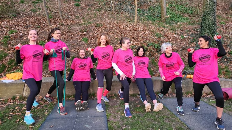 VHS Pink gegen Rassismus Frauen in pinken T-Shirts