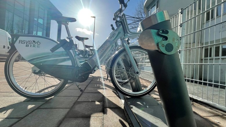 RSVG E-Bike Nextbikes an der E-Ladesäule vor dem Rhein Sieg Forum.