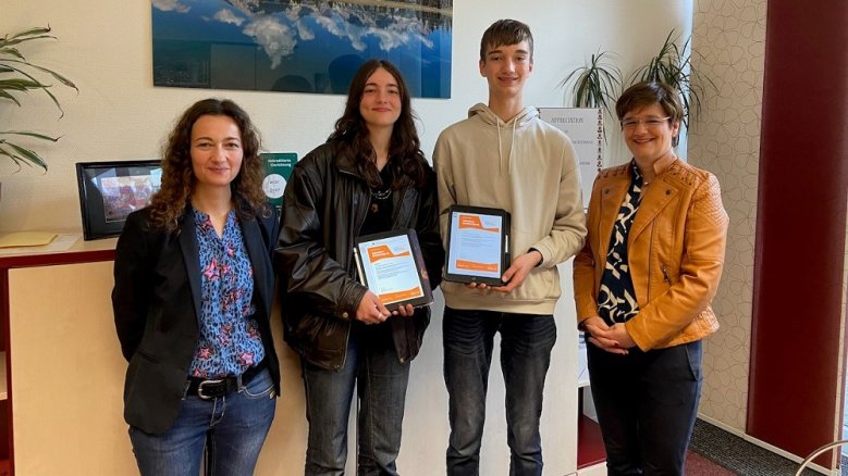 Gymnasium Alleestraße - Jugend präsentiert Lilli Werner und Fritz Volkmer (Mitte) mit ihren "Jugend präsentiert"-Urkunden im Beisein von Sabine Trautwein, Schulleiterin des Gymnasiums Alleestraße, rechts, und einer Lehrerin.