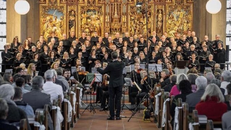 Humperdinckfest Chor und Orchester vor dem Altar in St. Anno.