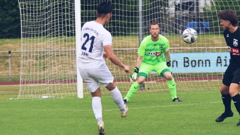 SSV 04 Kaito Asano nimmt Maß und zieht ab.