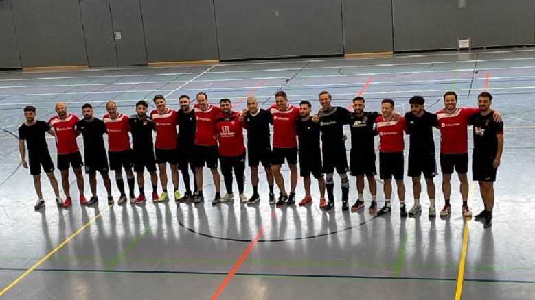 Fußballturnier BG Deichhaus Gemischte Aufstellung der Finalmannschaften Sportfreunde Deichhaus von der Türkisch-Islamischen Gemeinde und BG Deichhaus.
