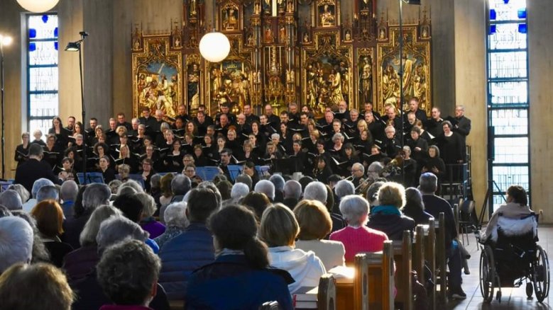 Chorus Novus Siegburg bei einem Auftritt in einer Kirche.