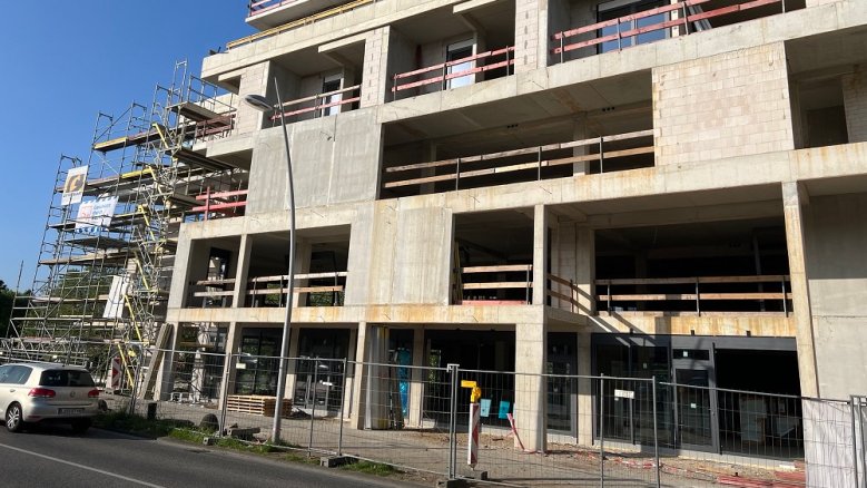 Dreieckshaus radgarage Neubau an der Konrad-Adenauer-Alle im Rohbau.