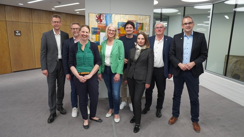 Thomas Wagner, Schul- und Jugenddezernent Rhein-Sieg-Kreis, Alice von Bülow Sozialdezernentin Bornheim, Claudia Wieja, Bürgermeisterin Lohmar, Mario Dahm, Bürgermeister Hennef, Tanja Gaspers, Erste Beigeordnete Troisdorf und Landrat Sebastian Schuster, eingerahmt von Ralf Klösges, Regionalvorstand Direktion Rhein-Sieg der Kreissparkasse (Sponsor des Projekts), links, und Bürgermeister Stefan Rosemann, rechts