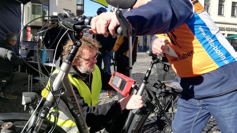 ADFC-Fahrradcodierung ADFC-Ehrenamtler beim Codieren eines Fahrrads.