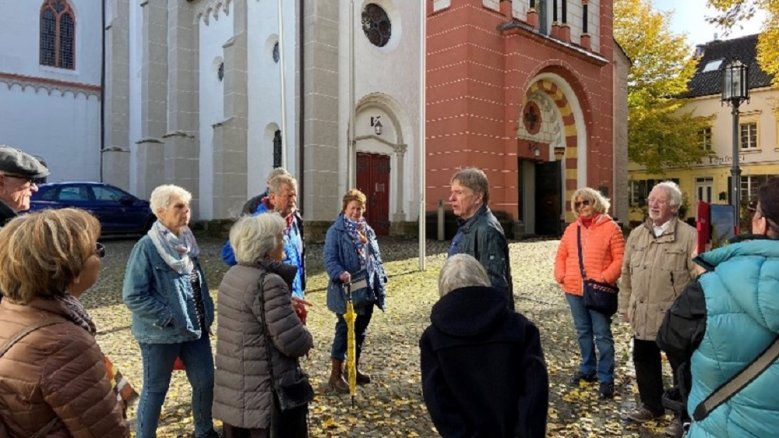 Förderverein Stadtmuseum Stadtführer Charly Halft und Mitglieder des Stadtmuseums-Fördervereins vor St. Servatius.