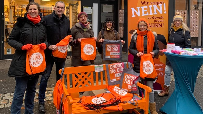 Internationaler Tag gegen Gewalt an Frauen v.l.: Inga Josko, stellvertretende Gleichstellungsbeauftragte des Rhein-Sieg-Kreises, Bürgermeister Stefan Rosemann, Ulla Höfeler vom Frauenzentrum Troisdorf, Heike Fröhlichvon der Frauenberatung Bonn, Katja Milde, Gleichstellungsbeauftragte des Rhein-Sieg-Kreises und Christiane Piepke, Gleichstellungsbeauftragte der Stadtverwaltung Siegburg
