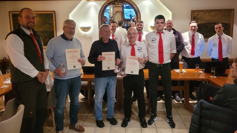 JGV Alt-Wolsdorf Die JGV-Alt-Wolsdorf-Jubilare Bernhard Müller, Günter Krämer und Lothar Schmitz (Mitte, v.l.), flankiert von Johannes Kalsen, l., und Jonas Krämer. In zweiter Reihe, v.l.: Frank Fischer, Fabian Schäfer, Andreas Burgemeister, Kai Wiehlpütz und Aaron Nelles.
