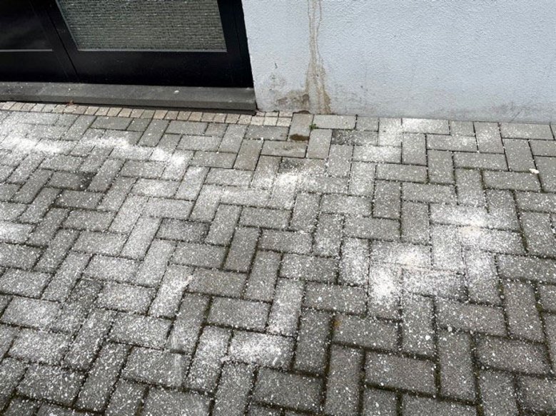 Streusalz Streusalz auf dem Gehweg