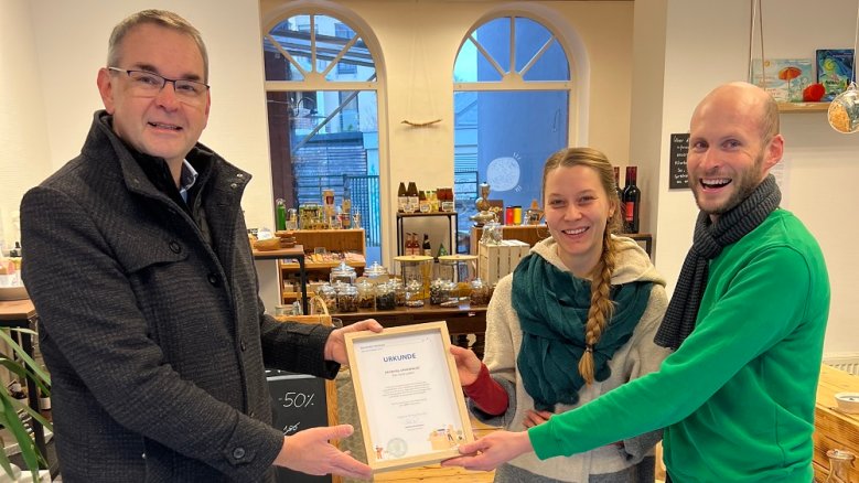 Umweltpreis Unverpackt Bürgermeister Stefan Rosemann sowie Samira Clijsters und Christian Grohmann von "Siegburg Unverpackt"
