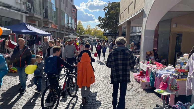 Flohmarkt Holzgasse - zensiert Flohmarkt Holzgasse - zensiert