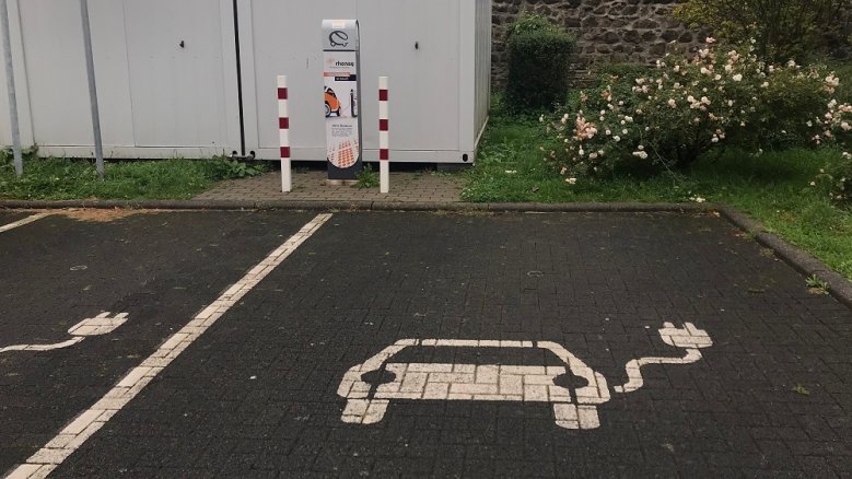 Ladesäule E-Ladesäule mit den entsprechenden Parkplätzen in der Elisabethstraße