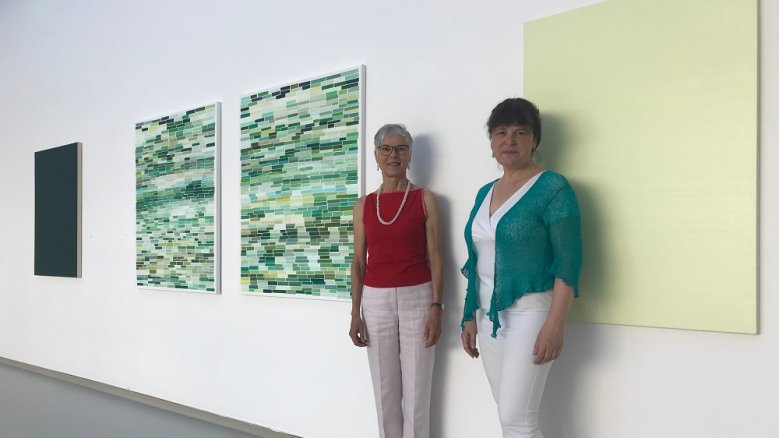 Ines Hock Ines Hoch, links, und Dr. Gundula Caspary in der Ausstellung "Farbkontinuum - color by color"