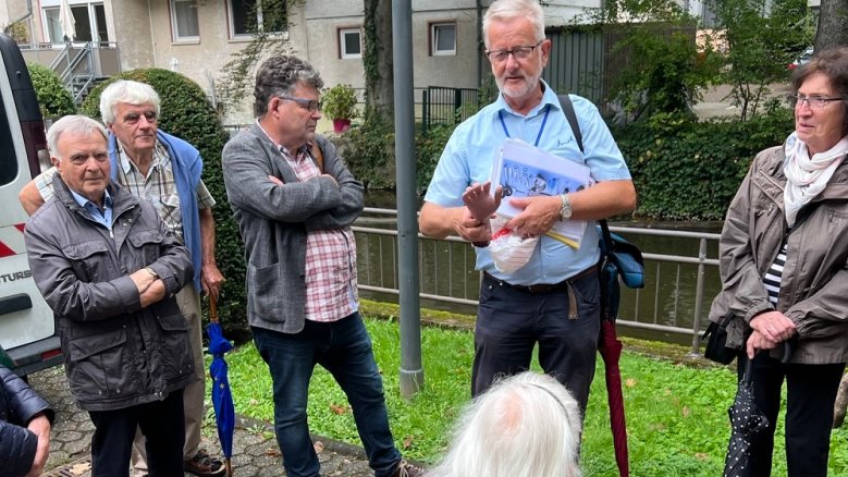 Stadtführung GAV Hans-Willi Kernenbach Stadtführer Kernenbach mit einer "abgerissenen" Plastikhand.