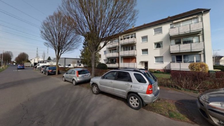 Siegdamm Zwischen Bäumen auf dem Grünstreifen parkende Autos auf dem Siegdamm