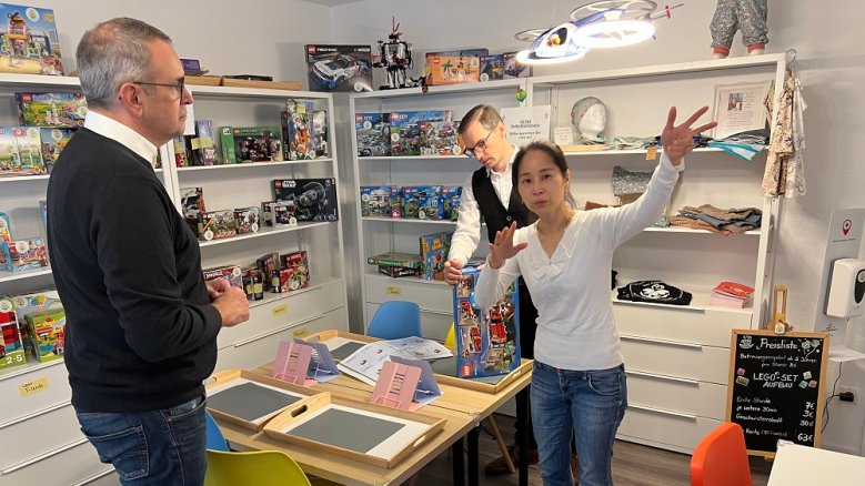 Familiencafé Bürgermeister Stefan Rosemann und Inhaberin Seojin Hinkelmann.