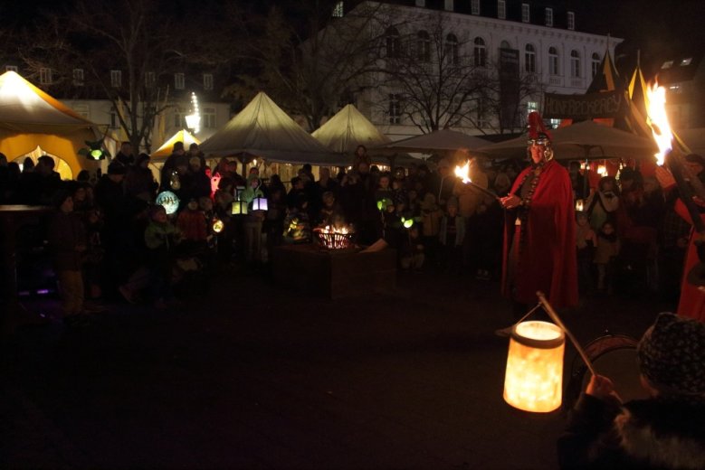 Sankt Martin auf dem Mittelalterlichen Markt zur Weihnachtszeit Nachträgliches Laternensingen