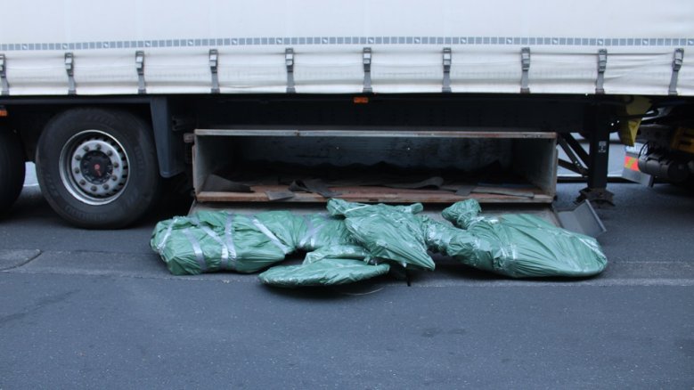Fahrraddiebstahl Verpackte Fahrräder vor einem Lkw-Anhänger.