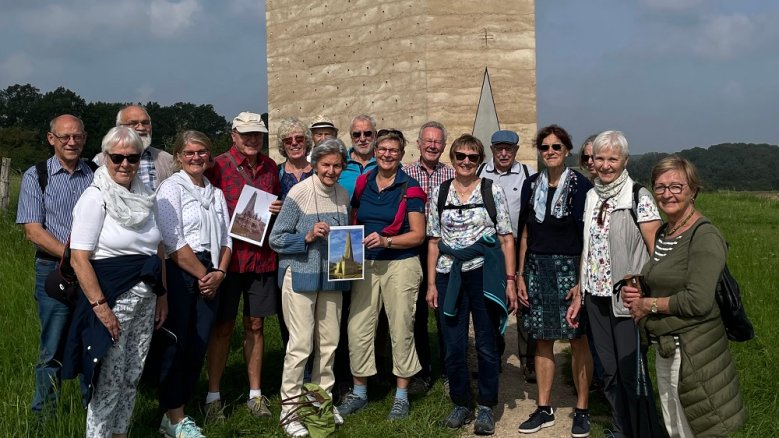 Pilgern für den Frieden Pilgergruppe vor der Bruder-Klaus-Kapelle