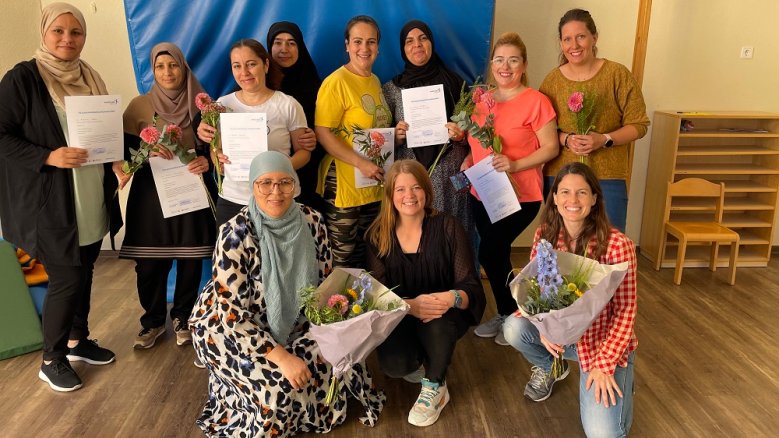 Rucksackprojekt Kita Deichmäuse hintere Reihe von links: Hanane Asbai, Susan Arizzona, Sevgi Kaya, Medina Okutan, Elif Mazlum, Sumaya Itlaysh, Nour Samaan, Monika Ringle; vordere Reihe von links: Khadiya Asbai, Kita-Leiterin Inga Lodewick, Sprachförderkraft Susan Göttfert
