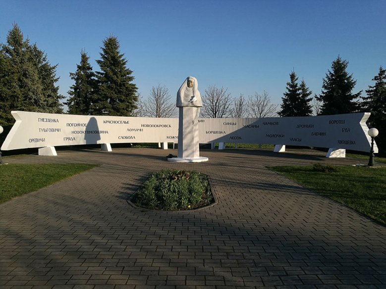 Tschernobyl-Denkmal Das Tschernobyl-Denkmal in Chojniki (Belarus) mit den Inschriften aller Ortschaften. die der Katastrophe zum Opfer gefallen sind.