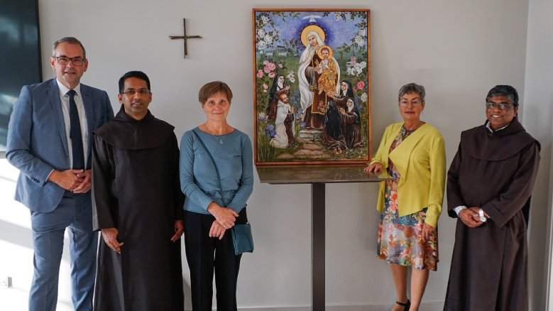 Karmel Michaelsberg Bürgermeister Stefan Rosemann, Pater Rockson, Ikonenmalerin Carola Mai, die Fördervereinsvorsitzende Dr. Andrea Korte-Böger und Pater Dr. Austine Mulloor, der Provinzial des Ordens der Unbeschuhten Karmeliten.