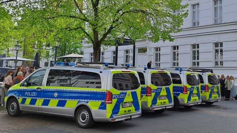 Polizeiaufgebot vor Museum Polizeiaufgebot vor Museum