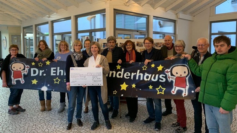 Spendenübergabe Dr.-Ehmann-Kinderhaus Ursula Nichol, vorne mit dem symbolischen Scheck, sowie Mitglieder des Fördervereins bei der Spendenübergabe im Kinderhaus an der Alexianerallee