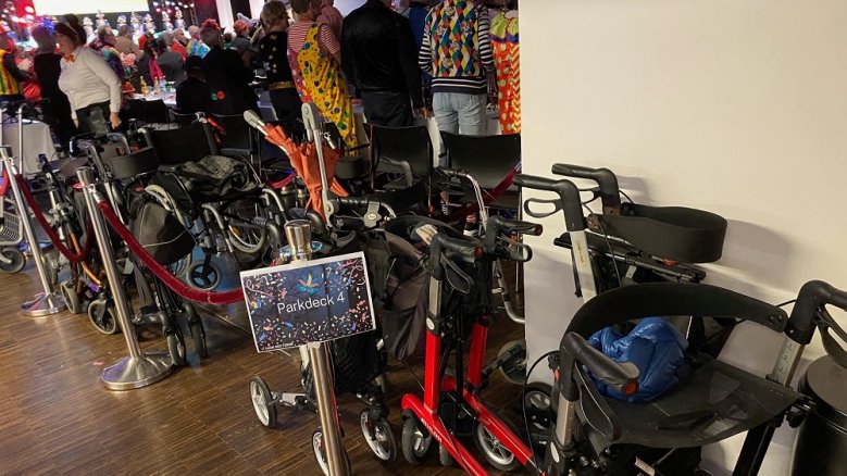 Seniorensitzung Rollatorenparkplatz