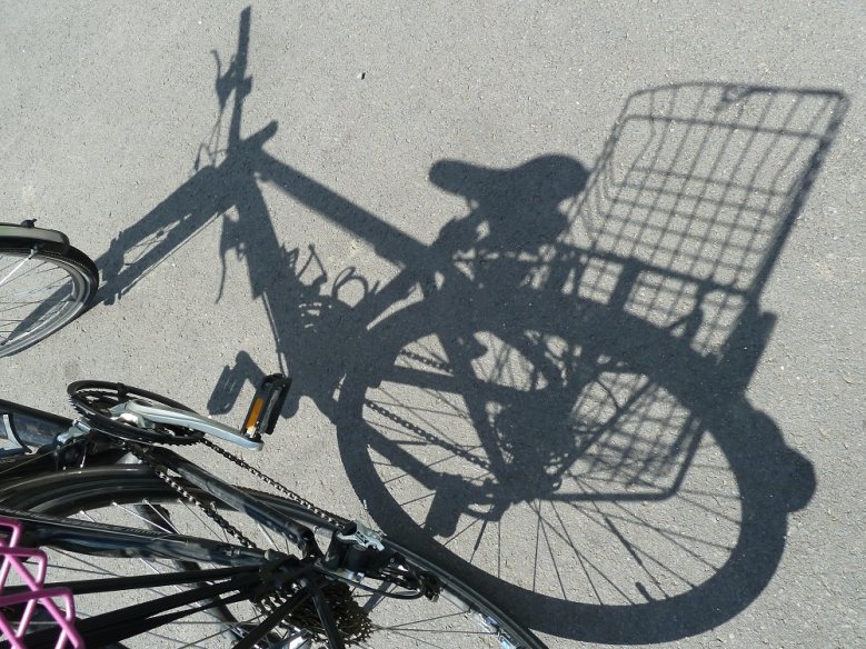 2020-05-17_Fahrradschatten_C_by_Dr. Klaus-Uwe Gerhardt_pixelio.de Schatten eines Fahrrads mit Korb auf dem Gepäckträger