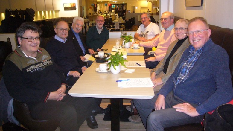 v.l.: Manfred Klein (Fachstellenleiter Bibliothek und Soziales), Dr. Jan Ulrich Clauss (2. Vorsitzender und Pressewart), Dr. Bernd Lindemeyer (kommissarischer 1. Vorsitzender und Vereinsjustitiar), Ulrich Kling (Fachstellenleiter Nachlassberatung), Olaf Schulze (Interimsmitgliederbetreuer und Katalogwart), Walter Wilhelm (Inte-rimsschriftführer und Veranstaltungsorganisator), Joachim Stech (Schatzmeister und Rundsendeleiter) sowie Dr. Andreas Diekmann (Webmaster)