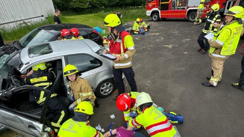 Übung Feuerwehr und Rettungsdienst Übung Feuerwehr und Rettungsdienst