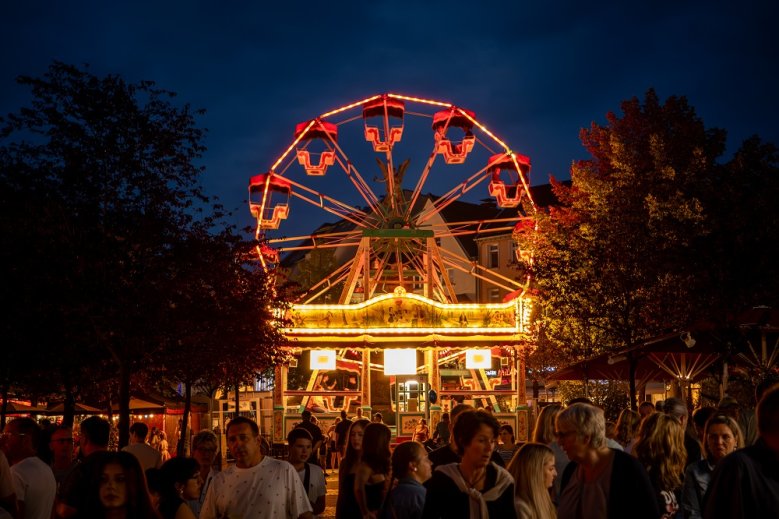 Stadtfest 8 Hell beleuchtetes Riesenrad.